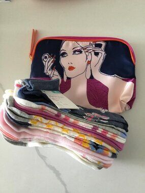 Bundle of Ten (10) Pairs Low-Cut Socks Shoe Sizes 4-10 and a Zippered Pouch